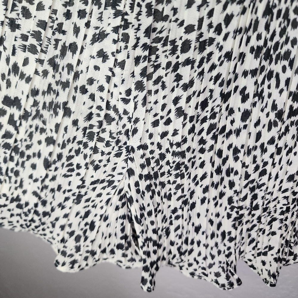 Lulu's Turning It Up Leopard Cream And Black Pleated Romper Size Medium - Picture 5 of 9